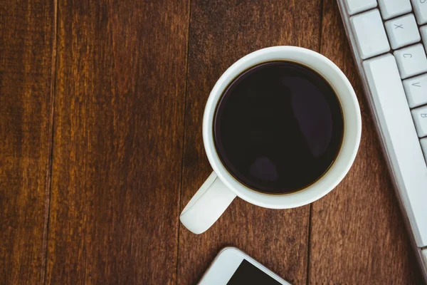 Caneca de café e um teclado — Fotografia de Stock