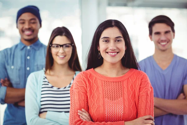 Jovem equipe criativa sorrindo — Fotografia de Stock