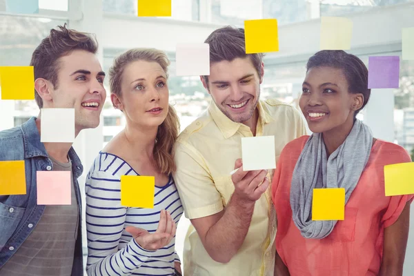 Kreativteam mit Post-it-Notizen — Stockfoto