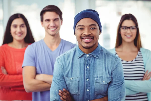 Equipo creativo joven sonriendo —  Fotos de Stock