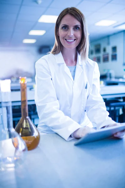 Scienziato che lavora con una tavoletta in laboratorio — Foto Stock