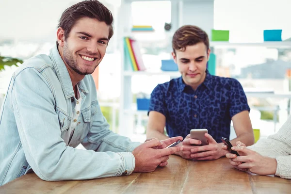 Equipe criativa todos usando smartphones — Fotografia de Stock