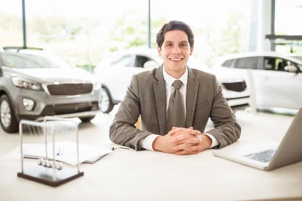 Vendedor sonriente detrás de su escritorio — Foto de Stock