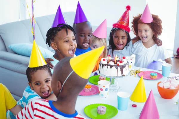 Niños emocionados disfrutando de una fiesta de cumpleaños — Foto de Stock