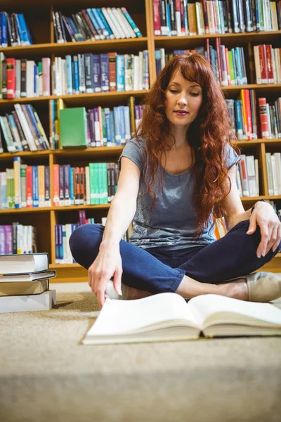 Volwassen student lezing boek in bibliotheek — Stockfoto