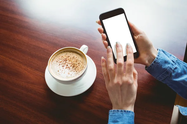 Vrouw nemen van een foto van haar koffie — Stockfoto