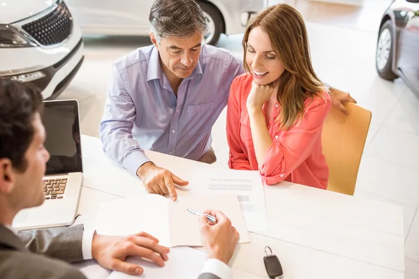 Sorridente coppia acquisto di una nuova auto — Foto Stock