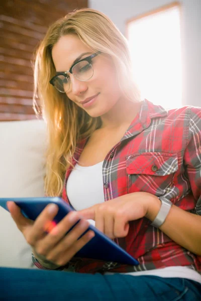 Hübsche Blondine mit Tablet auf Couch — Stockfoto