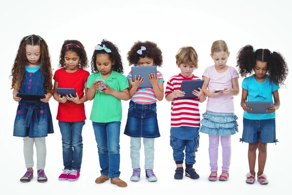 Barnen håller tabletter och telefoner — Stockfoto