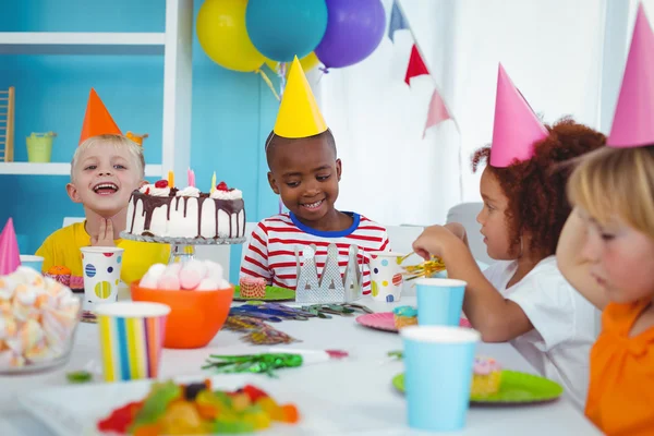 Aufgeregte Kinder genießen eine Geburtstagsparty — Stockfoto