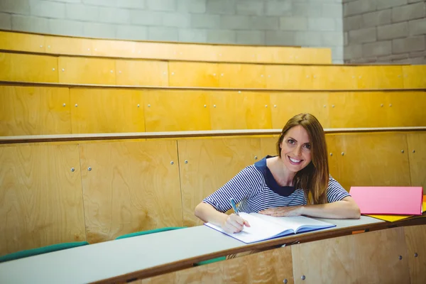 Mature étudiant prenant des notes dans la salle de conférence — Photo