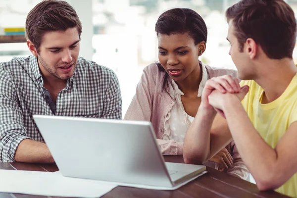 Creatieve team samen te werken op een laptop — Stockfoto