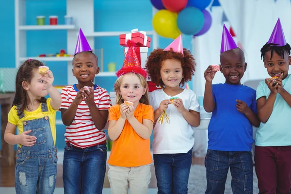 Sonriendo niños de pie juntos — Foto de Stock