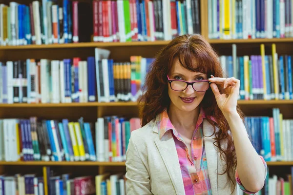 Mogen student i biblioteket — Stockfoto