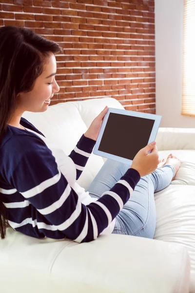 Asiatisk kvinna på soffan använder tablet — Stockfoto