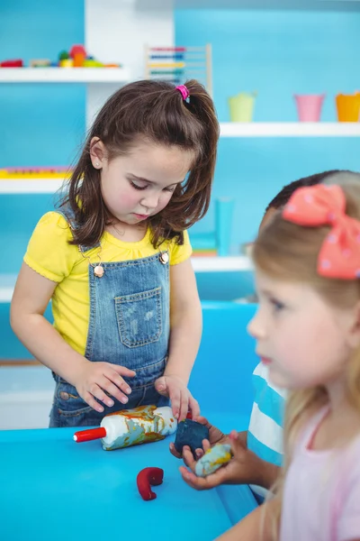 Niños felices disfrutando de artes y manualidades juntos — Foto de Stock