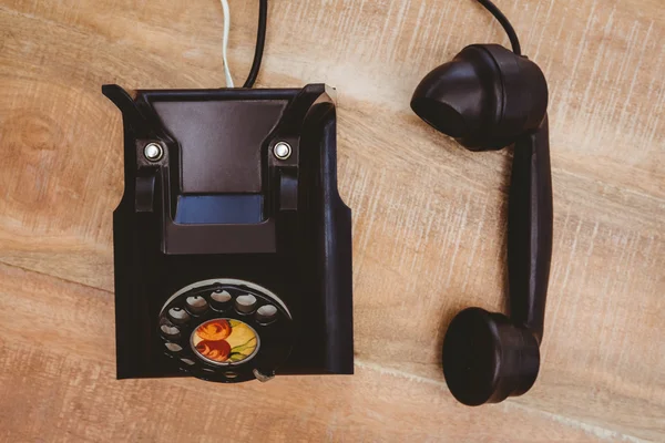 Παλιό τηλέφωνο στο γραφείο του ξύλου — Φωτογραφία Αρχείου