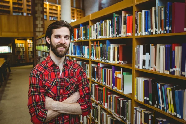 Heureux étudiant dans la bibliothèque — Photo