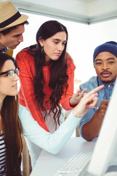 Jonge creatieve team met een bijeenkomst — Stockfoto