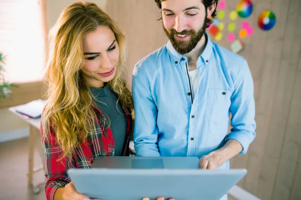 Kreatives Team arbeitet mit Laptop — Stockfoto