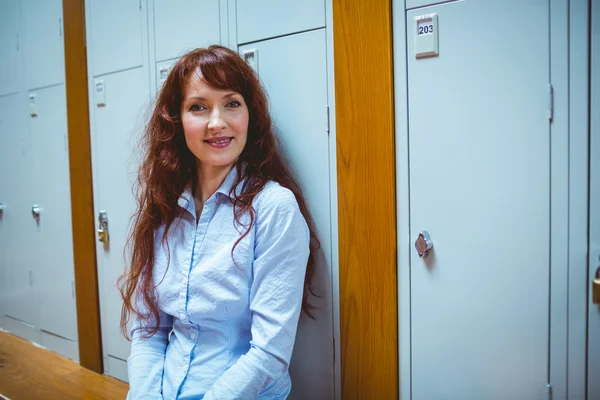 Mogen student ler mot kameran i hallen — Stockfoto