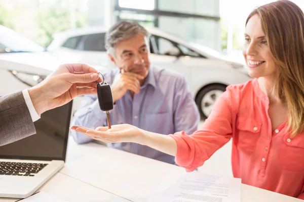 Sorridente coppia acquisto di una nuova auto — Foto Stock