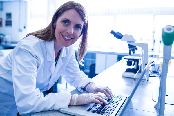 Cientista trabalhando com um laptop em laboratório — Fotografia de Stock