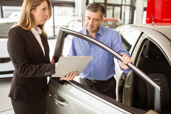 Focused businessman undersign a car contract — Stock Photo, Image