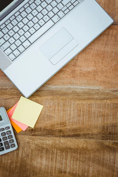 Business skrivbord med laptop och miniräknare — Stockfoto