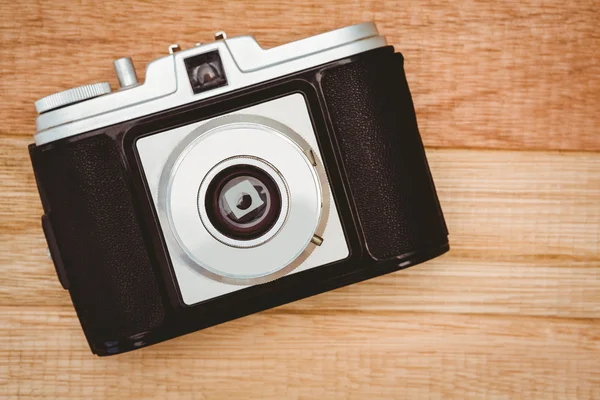 Starý fotoaparát na dřevěný stůl — Stock fotografie