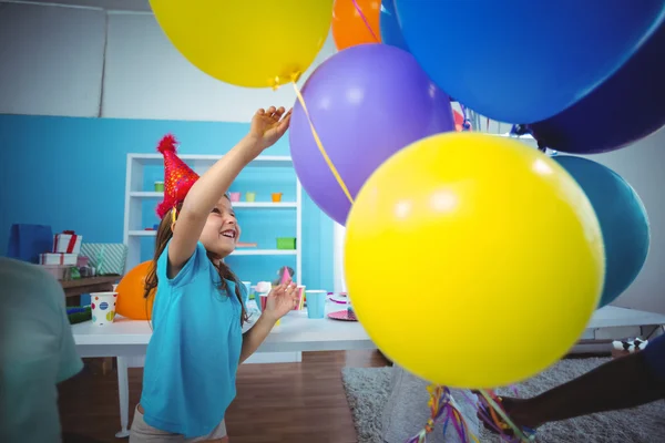 Glada barn med ballonger — Stockfoto
