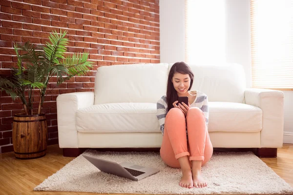 Asiatico donna utilizzando laptop su pavimento — Foto Stock