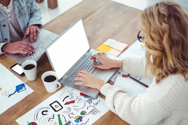 Donna d'affari creativa che lavora sul suo computer portatile — Foto Stock