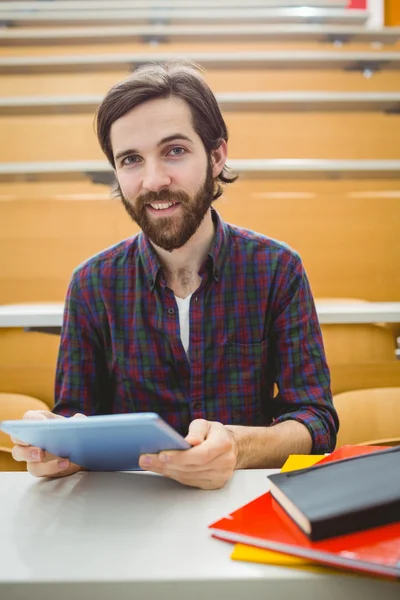 Étudiant en salle de conférence avec tablette — Photo