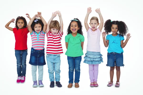 Дети, стоящие вместе с поднятыми руками — стоковое фото