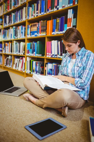 Estudante maduro na biblioteca — Fotografia de Stock