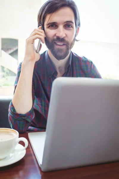 Hipster student laptop met kantine — Stockfoto