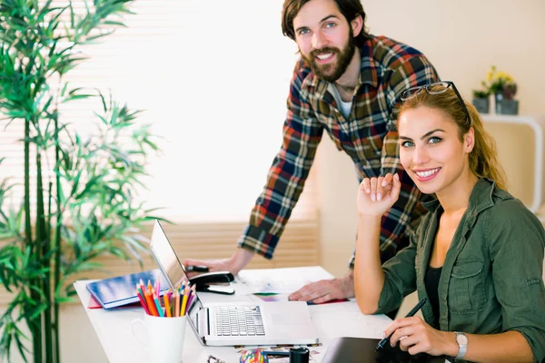 Equipo creativo trabajando en el escritorio con portátil —  Fotos de Stock