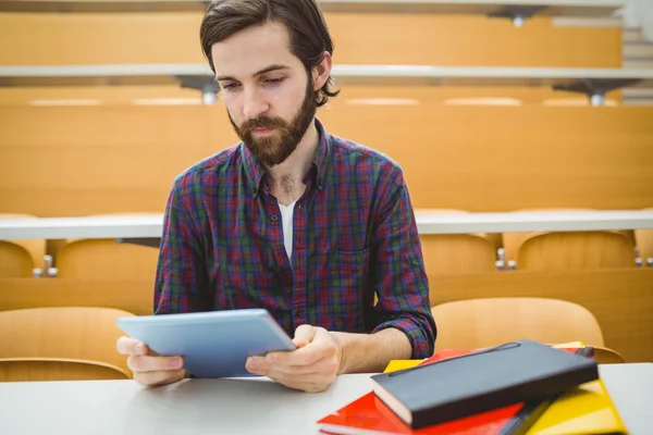 Student i föreläsningssal med hjälp av Tablet PC — Stockfoto