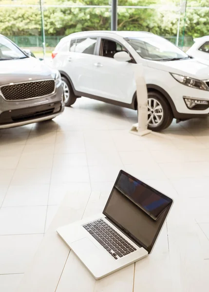 Fila de coches nuevos en la sala de exposición de coches nuevos —  Fotos de Stock