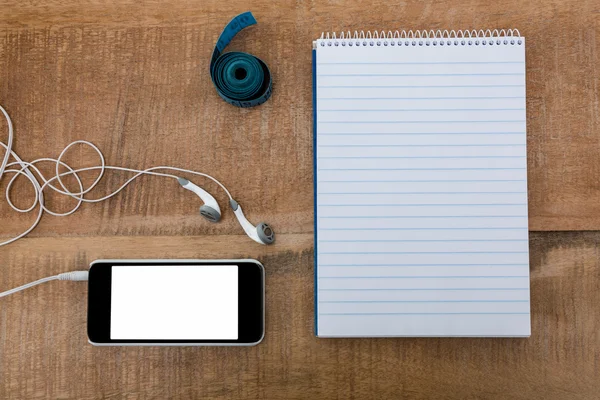 Σημειωματάριο με το smartphone και τη μεζούρα — Φωτογραφία Αρχείου