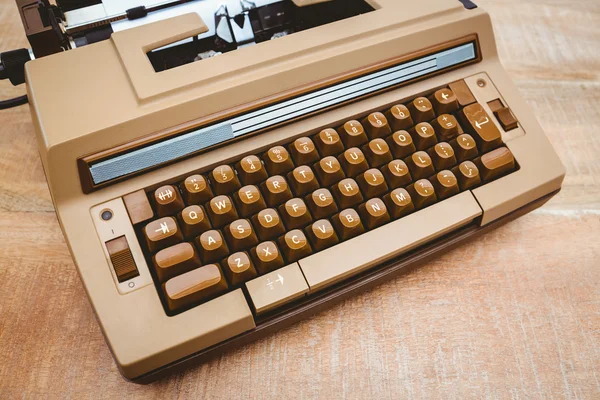 Oude schrijfmachine op houten bureau — Stockfoto