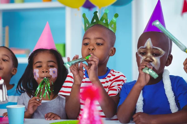 Bambini felici che festeggiano un compleanno — Foto Stock