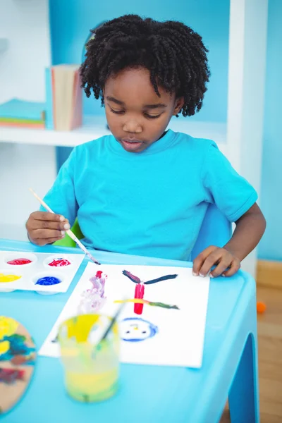 Niños felices disfrutando de las artes y manualidades pintura — Foto de Stock