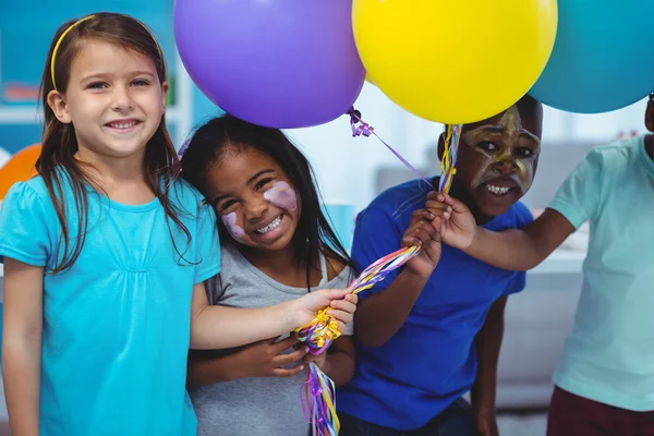 Счастливые дети играют с воздушными шарами — стоковое фото