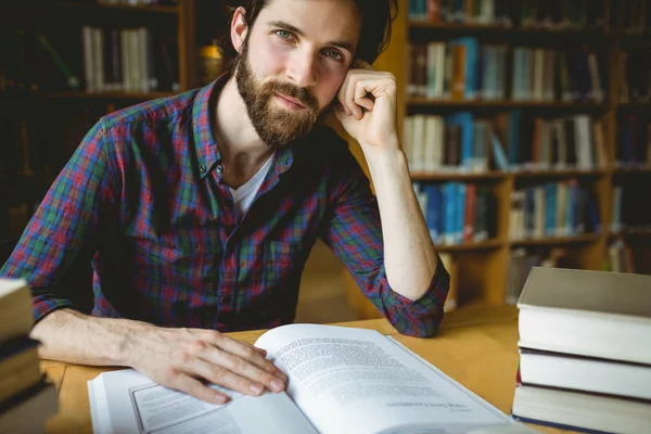 Hipster student som studerar i biblioteket — Stockfoto
