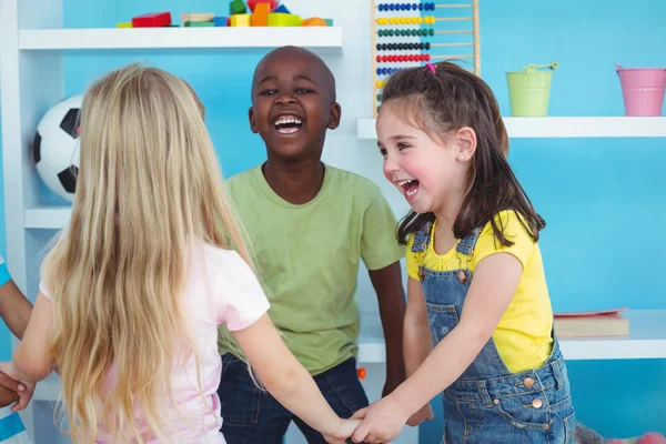 Glückliche Kinder, die Händchen halten — Stockfoto