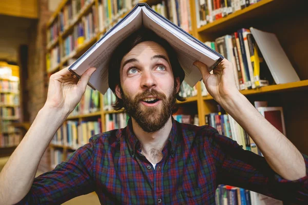 Étudiant déconner dans la bibliothèque — Photo