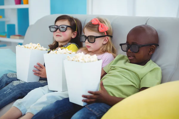 Szczęśliwe dzieci siedzi z pola popcorn — Zdjęcie stockowe