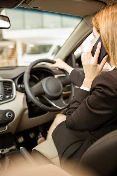 Femme d'affaires ayant un emplacement d'appel téléphonique dans la voiture — Photo